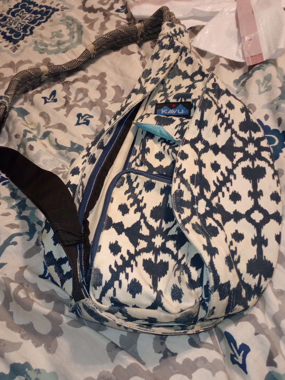 Kavu Men’s White & Navy Patterned Sling Bag